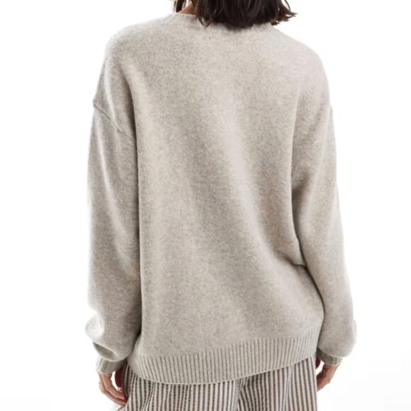 Fits XS-M - Hollister Comfy Cloud Ice Skates Graphic Crew Neck Sweater Pullover - Picture 4 of 5